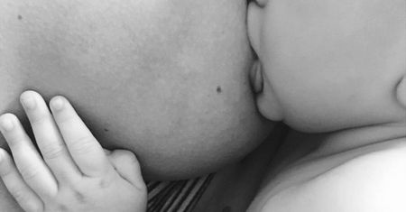 Candice Swanepoel umieściła zdjęcie podczas karmienia piersią i apeluje o zdrowe podejście