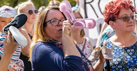 Akcja zawieszania dziecięcych bucików na bramach kościołów. W Szczecinie przerwana przez radnego PiS