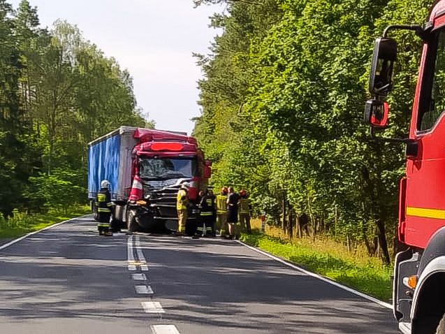 Zderzenie dwóch ciężarówek. DK11 zablokowana