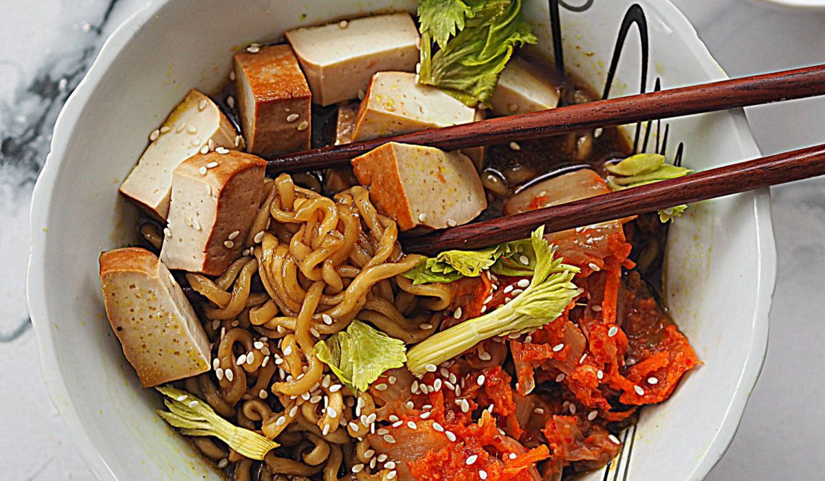 Zupa z kimchi  i serem sojowym - Pyszności - Fot. Kuchennymi drzwiami
