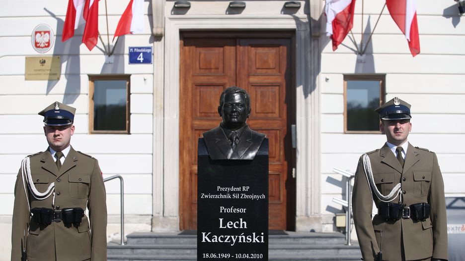 Popiersie Lecha Kaczyńskiego przed Dowództwem Garnizonu Warszawa.