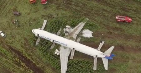Airbus A321. Pilot ocalił życie 233 osób. Wylądował bez silników na polu kukurydzy (wideo)