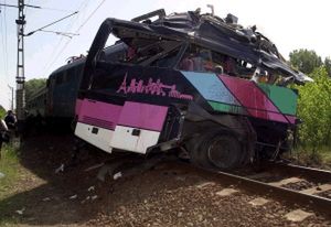 Co najmniej 32 zabitych w katastrofie drogowo-kolejowej