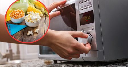 Oto jak zrobić popcorn w mikrofali, gdy masz ziarna kukurydzy luzem