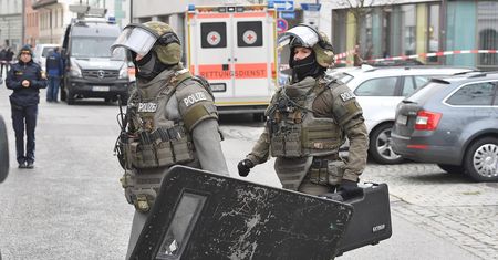 Policja obezwładniła napastnika w oddziale Jugendamt. Uwolniono zakładnika