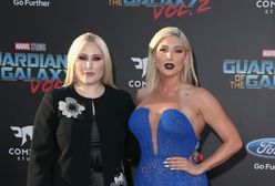 David Hasselhoff na premierze filmu ze swoimi córkami