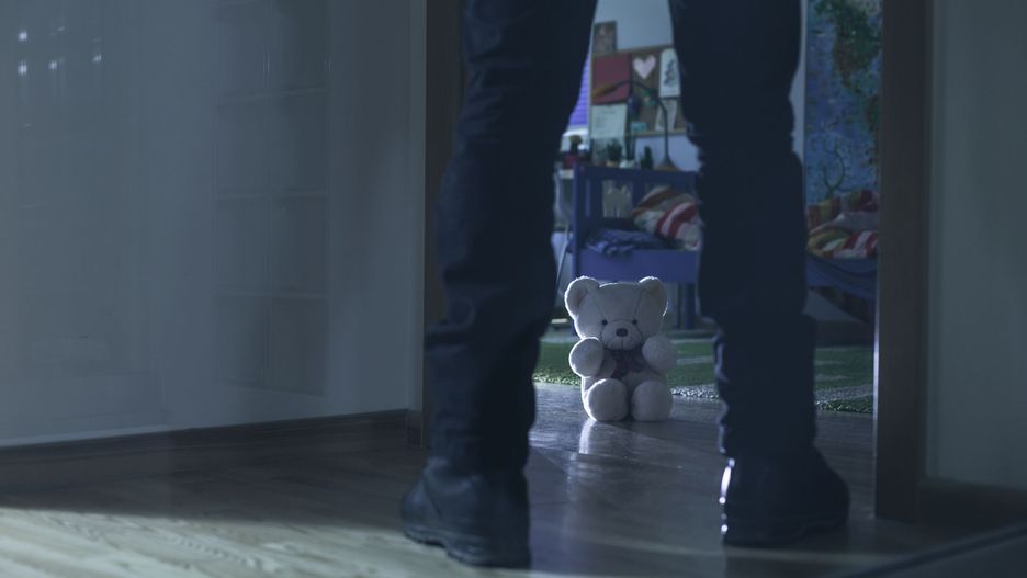 Rodzice robili relację na żywo za pieniądze. Kazali dzieciom chodzić nago