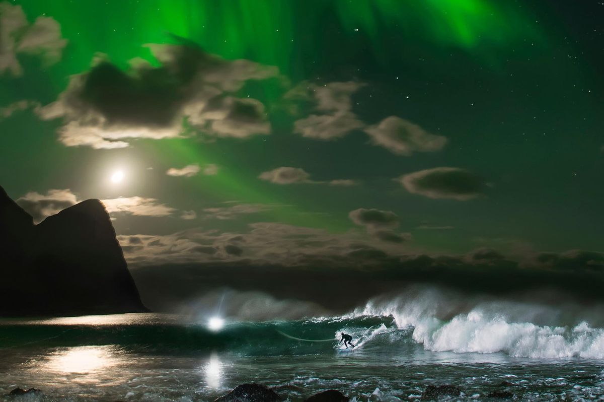 Lofoty – tak się surfuje wśród świateł zorzy polarnej