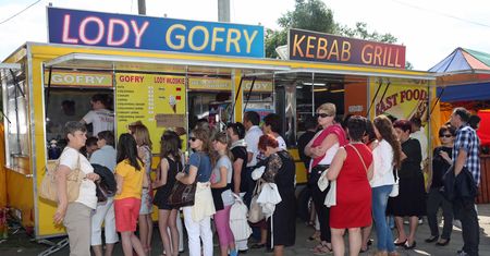 Wakacje nad Bałtykiem. Zobacz, ile kalorii mają twoje ulubione przekąski