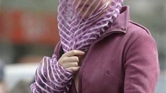 Mieszkanka Pekinu chroni się przed smogiem