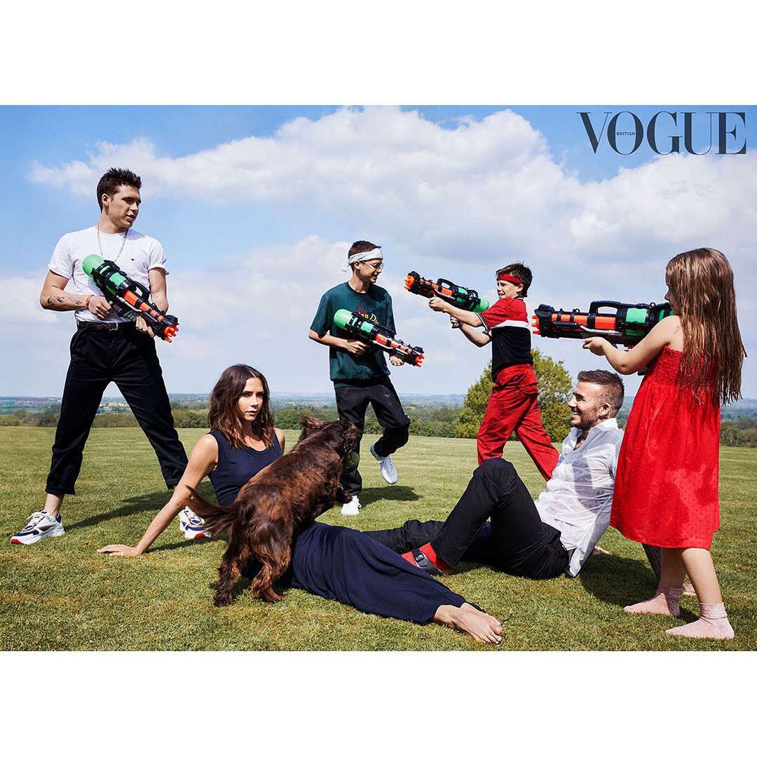 Victoria Beckham z dziećmi i psem na okładce najnowszego Vogue