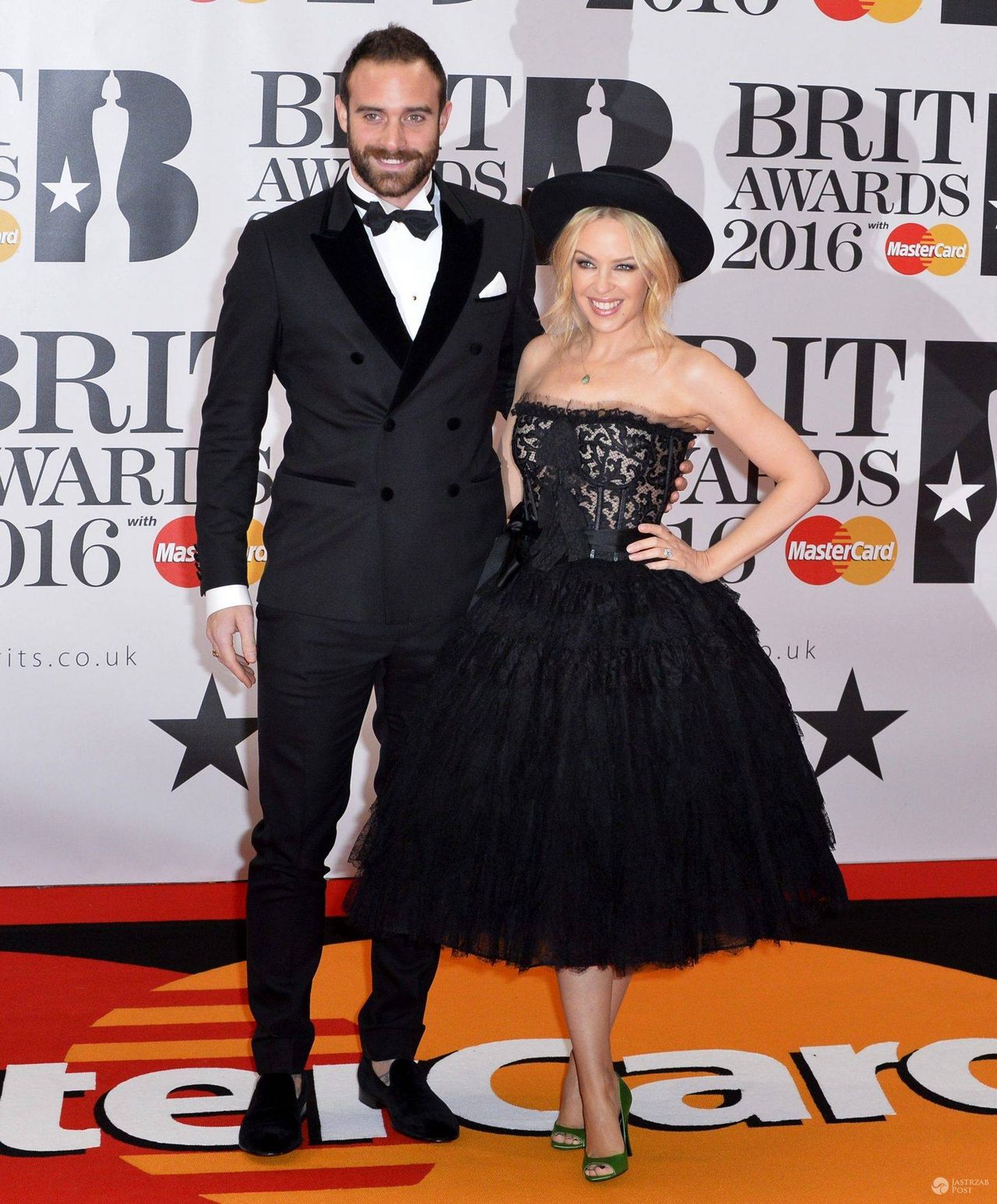 Joshua Sasse i Kylie Minogue (w sukience Dolce & Gabbana), BRIT Awards 2016 (fot. ONS)