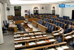 Sala na 100 osób, a senator Kogut siedzi sam. Parlamentarzyści podejmują trudną decyzją