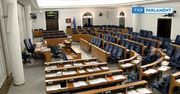 Sala na 100 osób, a senator Kogut siedzi sam. Parlamentarzyści podejmują trudną decyzją