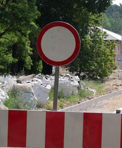 Aquapark schowany w krzakach. Parking pusty, bo nie ma jak do niego dojechać od... ponad roku