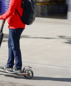 Elbląg. Hulajnogą potrącił staruszkę i odjechał. Policja szuka 10-latka
