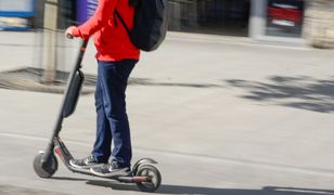 Elbląg. Hulajnogą potrącił staruszkę i odjechał. Policja szuka 10-latka