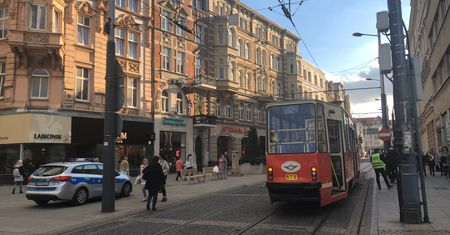 Katowice. 77-latek wjechał na hulajnodze pod tramwaj. Trafił do szpitala