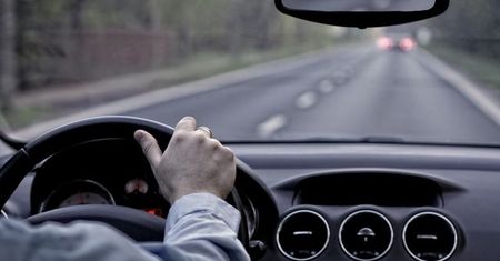 Kierowcy zrzucą się na internet dla szkół. Bezpieczeństwo na drogach schodzi na dalszy plan