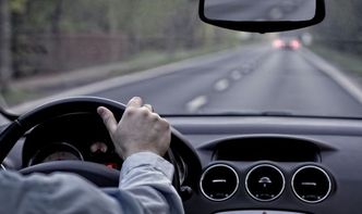 Kierowcy zrzucą się na internet dla szkół. Bezpieczeństwo na drogach schodzi na dalszy plan