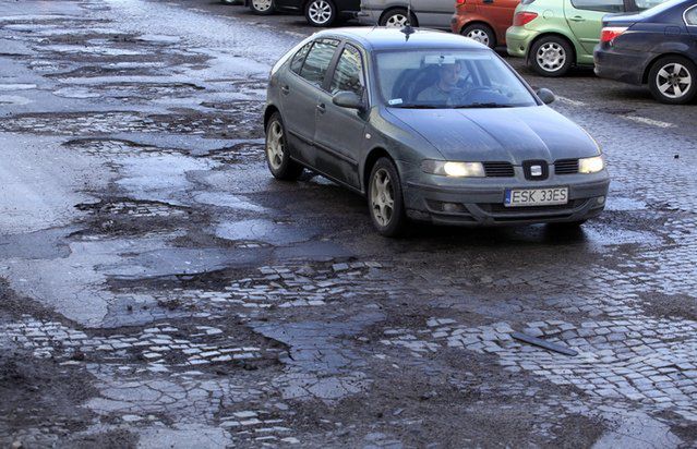 Dziurawe ulice - niebezpieczna zmora kierowców