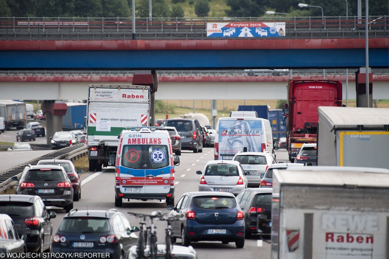 Korytarz życia i jazda na suwak obowiązkowe. Minister zapowiada zmiany w przepisach