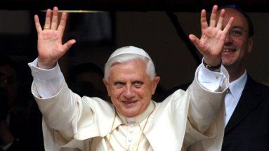 Papież pozdrawia pielgrzymów ze schodów synagogi w Kolonii