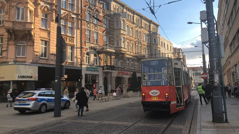 Katowice. 77-latek wjechał hulajnogą pod tramwaj