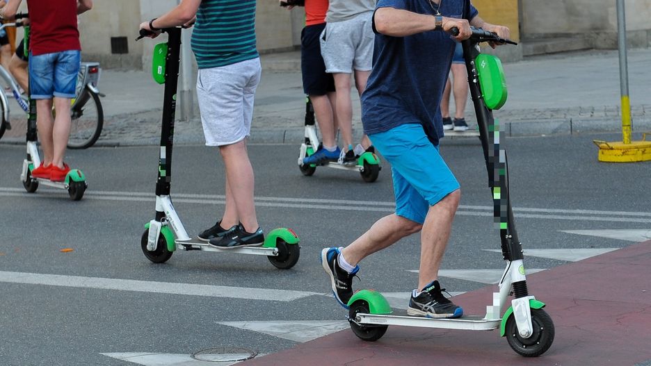 Elektryczne hulajnogi na ulicach Warszawy