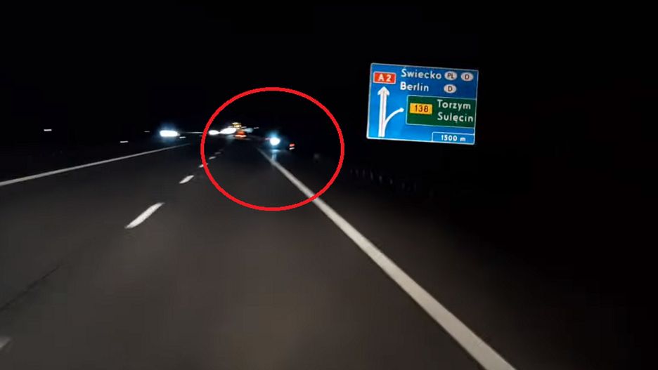 Mężczyzna wjechał hulajnogą na autostradę
