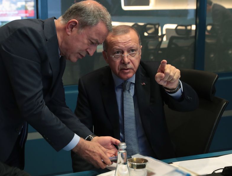 Turecki minister obrony Hulusi Akar i prezydent Recep Tayyip Erdogan.