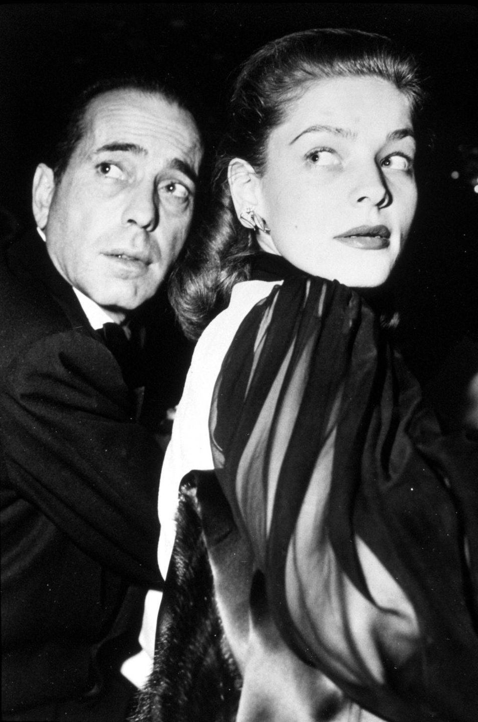 1948, Film Title: KEY LARGO, Director: JOHN HUSTON, Studio: WARNER, Pictured: LAUREN BACALL, HUMPHREY BOGART, JOHN HUSTON, PREMIERE, MARRIED COUPLES, LOOKING OVER SHOULDER.