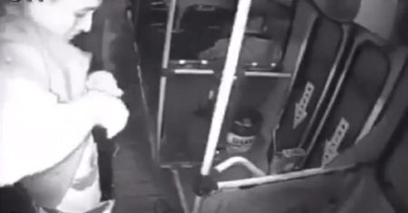 Mężczyzna próbował okraść pasażerów autobusu. Przypadkiem się postrzelił