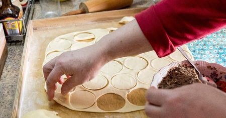 Zapomniany sposób na ciasto na pierogi. Babcia zawsze tak robiła, by nie było twarde