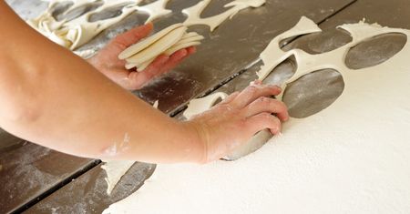 Jak wykorzystać skrawki ciasta po lepieniu pierogów? Nie wyrzucaj ich, są bardzo cenne