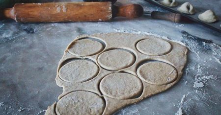 Jak zrobić ciasto na pierogi? Sprawdzony przepis i kilka porad