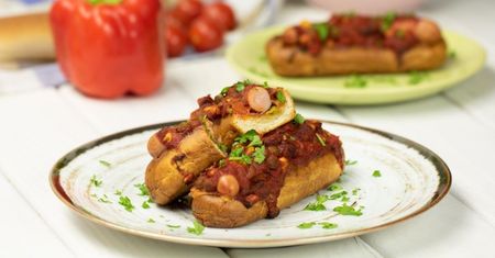 Domowe hot dogi z sosem meksykańskim. Przekąska na każdą imprezę
