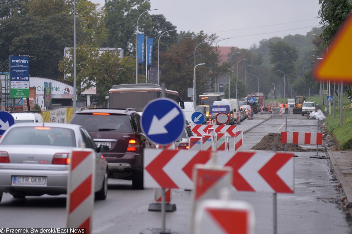 Ponad 330 mln zł na remonty dróg wstrzymane. Samorządy winią ministerstwo