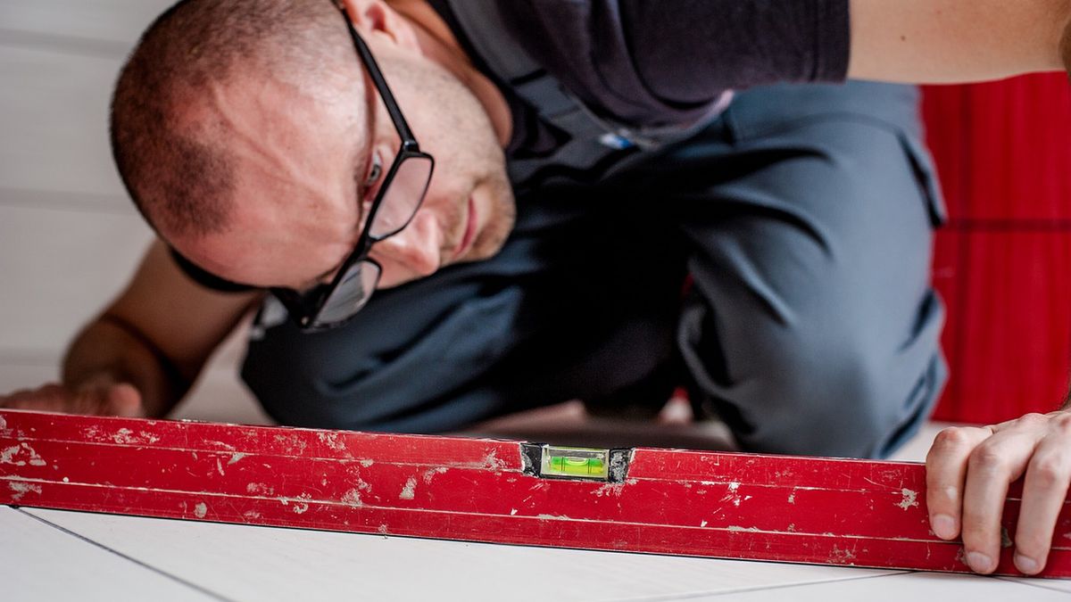 Precyzyjne zaplanowanie remontu podłogi nie jest łatwe. Wstępnie możesz to zrobić sam, gdy jednak termin prac będzie się zbliżał, warto skonsultować się z fachowcami.