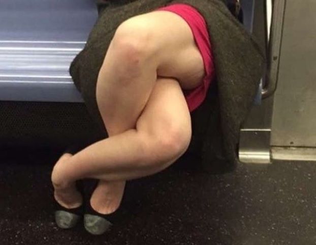Wystarczyło jedno zdjęcie z metra. Te nogi to hit sieci