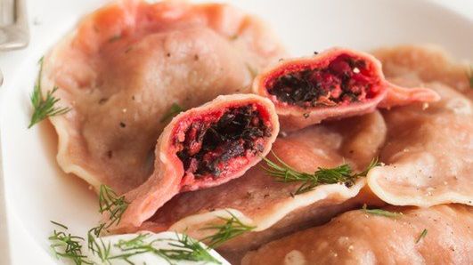 Pierogi z botwinką, fetą i chrzanową śmietanką