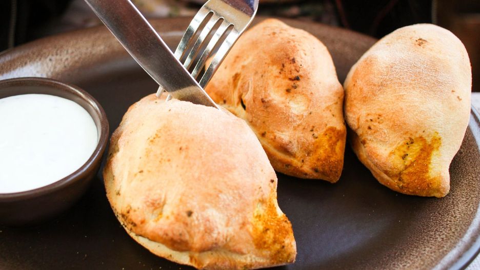 Pieczone pierogi z kurkami i cebulką