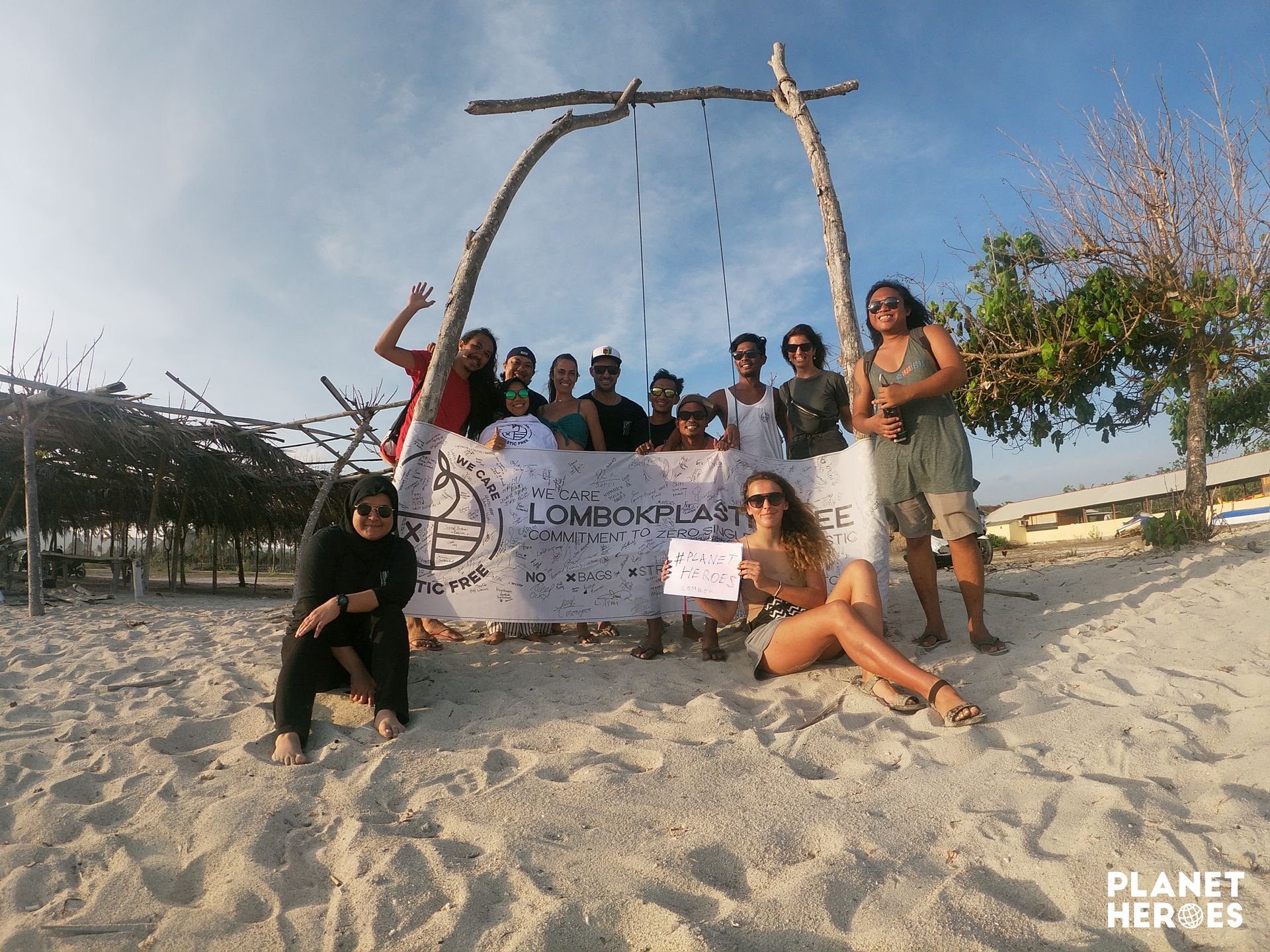 Sprzątanie wyspy Lombok w Indonezji. 