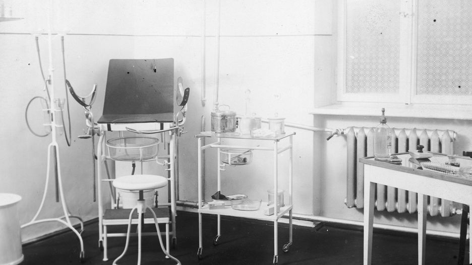 Wnętrze gabinetu ginekologicznego. Zdjęcie ze zbiorów Narodowego Archiwum Cyfrowego