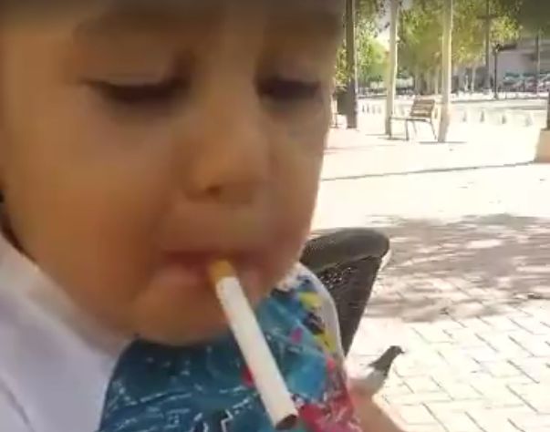 Dziecko pali papierosy