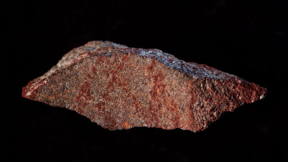 Fragment skały z najstarszymi odkrytymi malowidłami