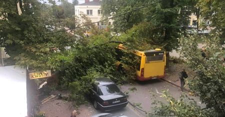 Pogoda. Połamane drzewa i zniszczone samochody. Nawałnica przeszła przez Mazowsze