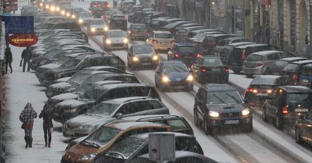 Ostrzeżenia IMGW dla wielu województw: intensywne opady, śliskie drogi