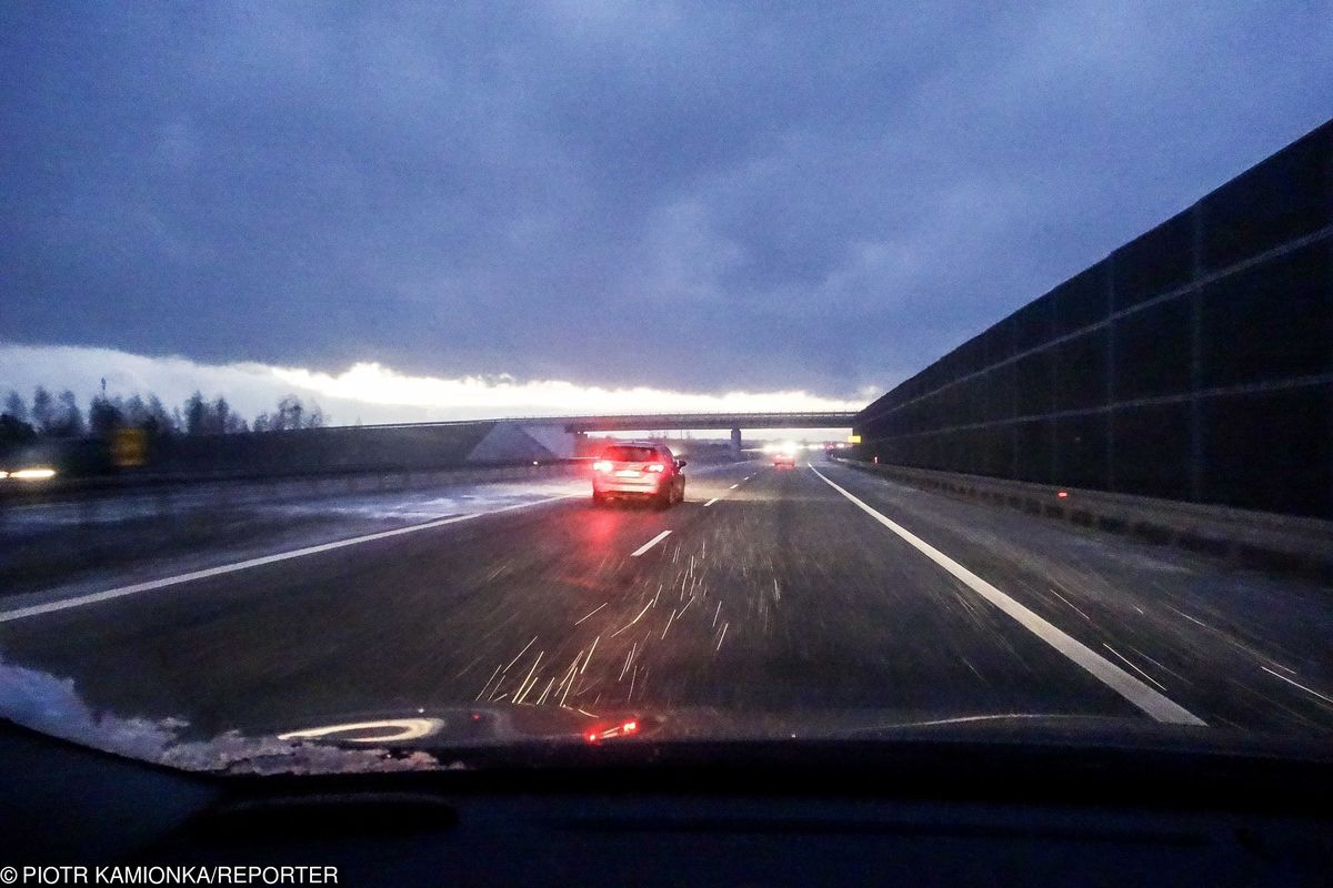 Fatalne warunki w całej Polsce. Oblodzone drogi i ciężki, mokry śnieg