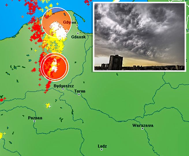 Pogoda. Groźny front idzie przez Polskę. Burze, powalone drzewa i awarie prądu